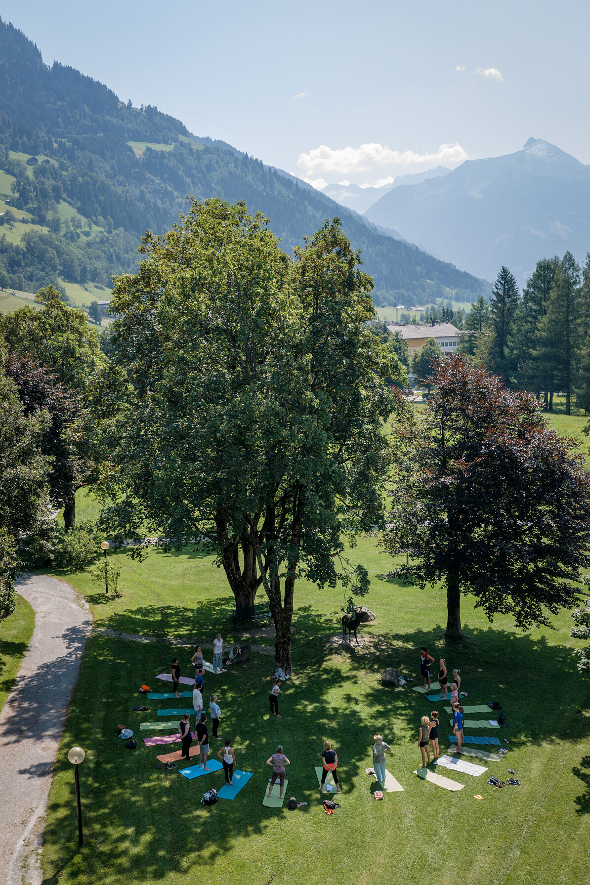 Yoga im Kurpark Bad Hofgastein (c) KTVB Bad Hofgastein, Christoph Oberschneider (17)