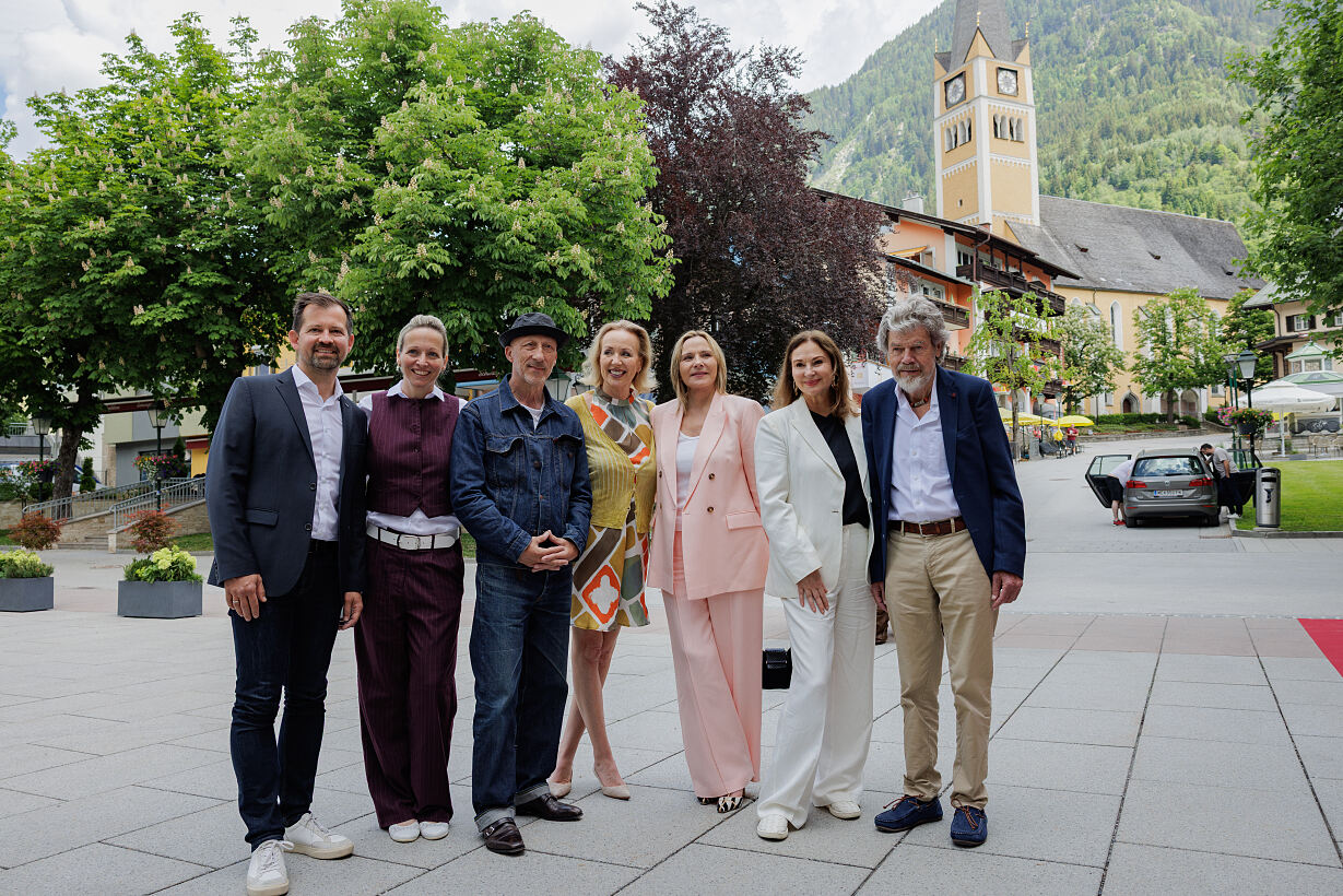 Nach der Pressekonferenz zum CALL Film Festival ging es für Verantwortliche von Festival und Tourismus sowie prominente Gäste direkt vor den Kursaal Bad Hofgastein zum gemeinsamen Fototermin (c) CALL Film Festival