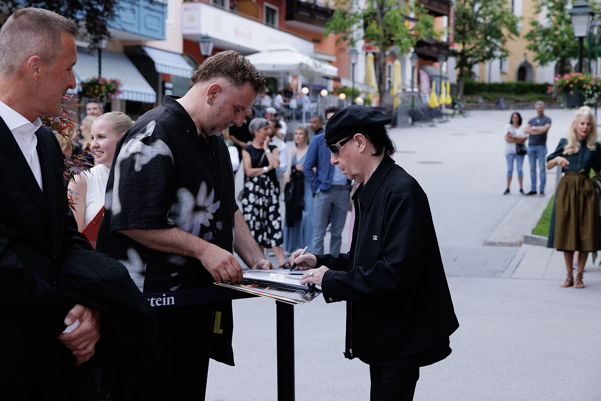 Klaus Meine schreibt Autogramme am Roten Teppich (c) CALL Film Festival
