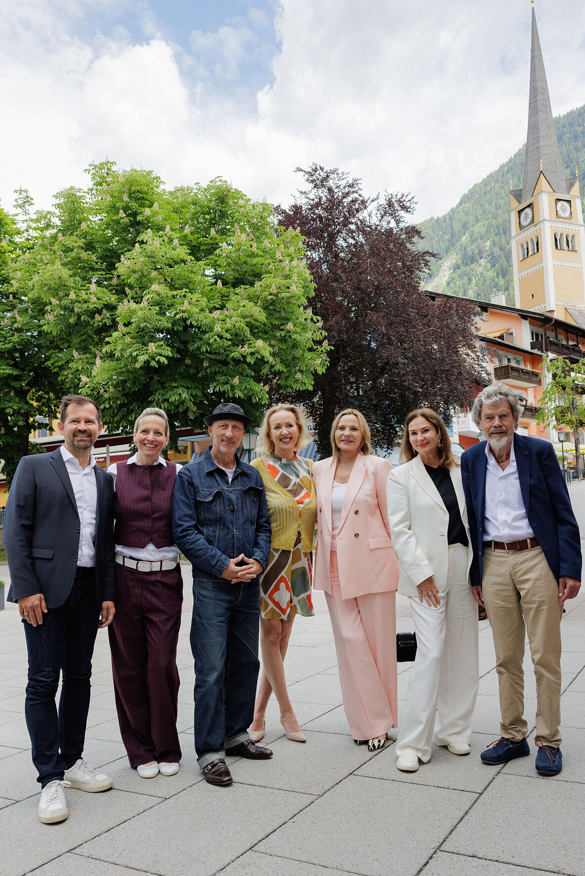 Nach der Pressekonferenz zum CALL Film Festival ging es für Verantwortliche von Festival und Tourismus sowie prominente Gäste direkt vor den Kursaal Bad Hofgastein zum gemeinsamen Fototermin (c) CALL Film Festival