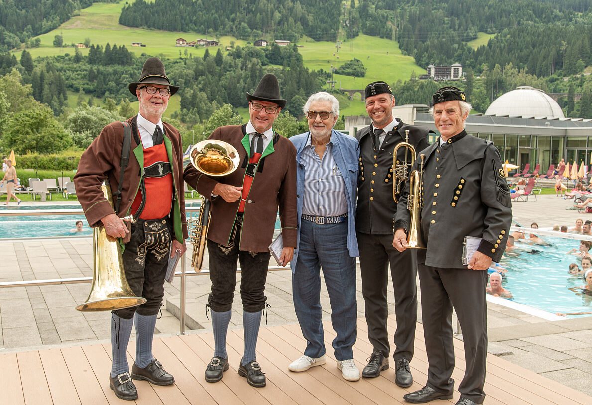 Placido Domingo mit den Weisenblaesern in der Alpentherme (c) KTVB Bad Hofgastein, Fotoatelier Wolkersdorfer