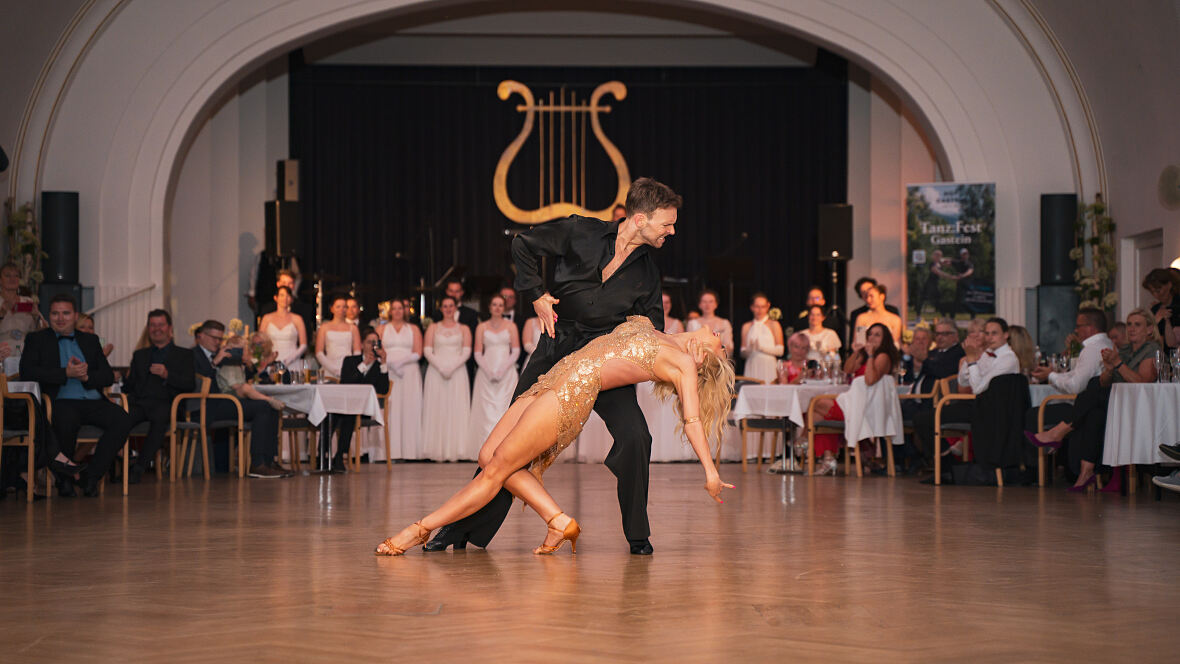 Vadim Garbuzov und Kathrin Menzinger am Hof_Ball  (C) KTVB Bad Hofgastein, Leo Nguyen_140